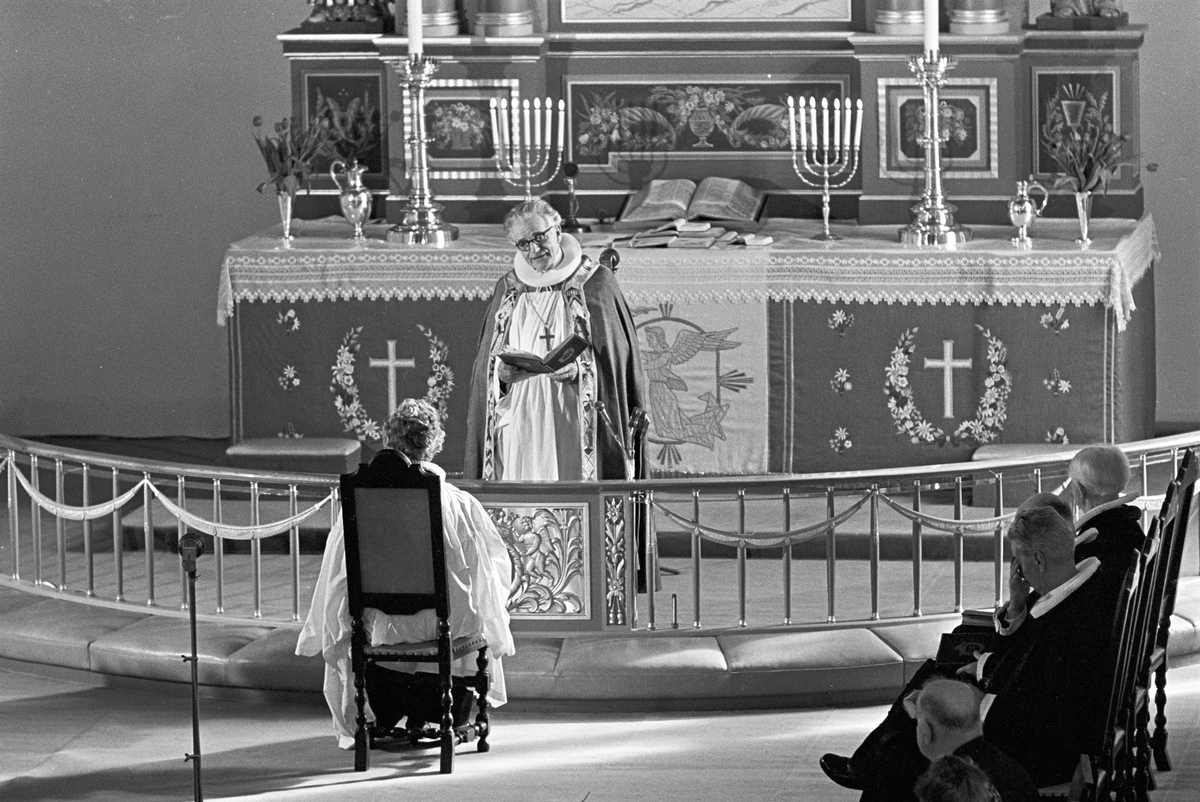 Serie bilder fra ordinering av Ingrid Bjerkås som første kvinnelige prest i den norske kirke, 13. mars 1961 (Heiberg).
Serie reportasjebilder fra hennes virke i Berg og Torsken i Senja, oktober 1961 (Nymark).