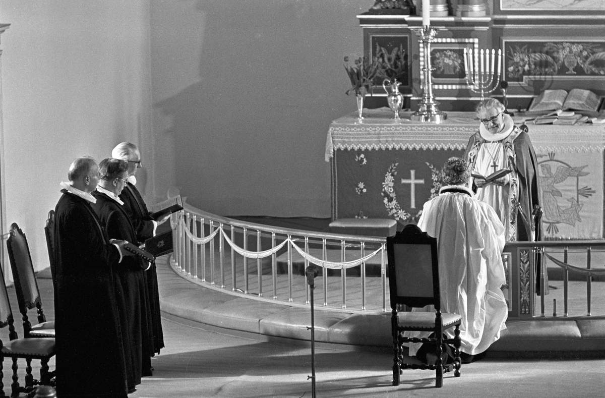 Serie bilder fra ordinering av Ingrid Bjerkås som første kvinnelige prest i den norske kirke, 13. mars 1961 (Heiberg).
Serie reportasjebilder fra hennes virke i Berg og Torsken i Senja, oktober 1961 (Nymark).