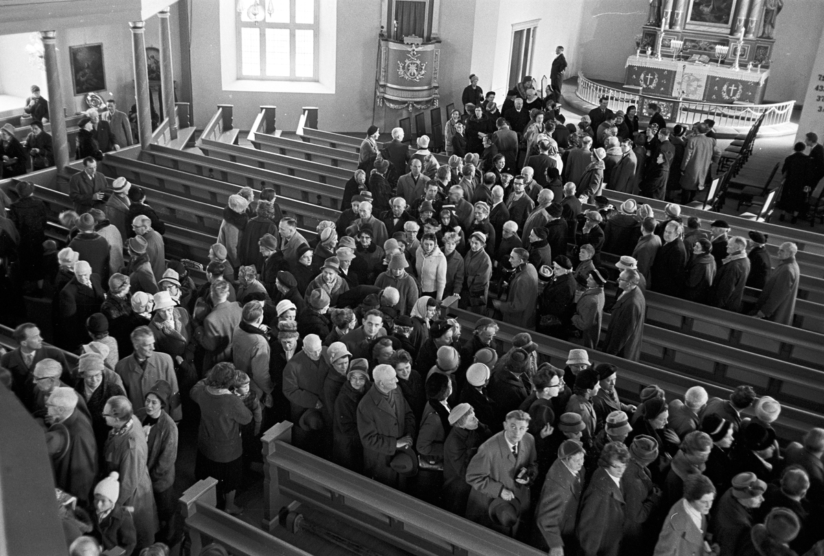 Serie bilder fra ordinering av Ingrid Bjerkås som første kvinnelige prest i den norske kirke, 13. mars 1961 (Heiberg).
Serie reportasjebilder fra hennes virke i Berg og Torsken i Senja, oktober 1961 (Nymark).