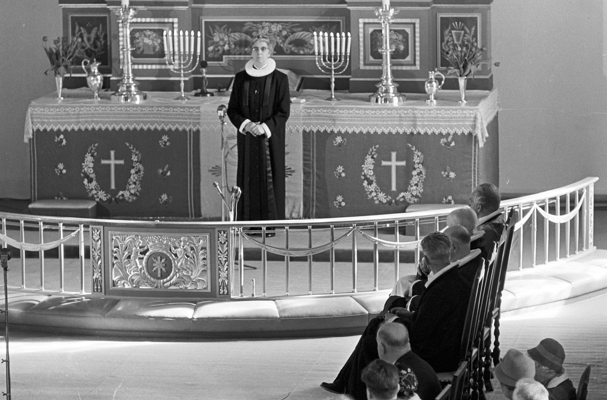 Serie bilder fra ordinering av Ingrid Bjerkås som første kvinnelige prest i den norske kirke, 13. mars 1961 (Heiberg).
Serie reportasjebilder fra hennes virke i Berg og Torsken i Senja, oktober 1961 (Nymark).