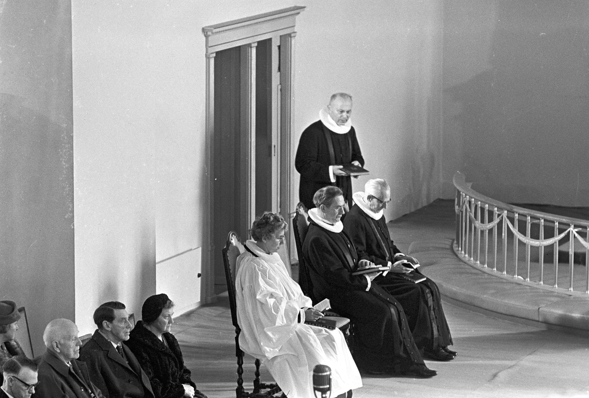 Serie bilder fra ordinering av Ingrid Bjerkås som første kvinnelige prest i den norske kirke, 13. mars 1961 (Heiberg).
Serie reportasjebilder fra hennes virke i Berg og Torsken i Senja, oktober 1961 (Nymark).