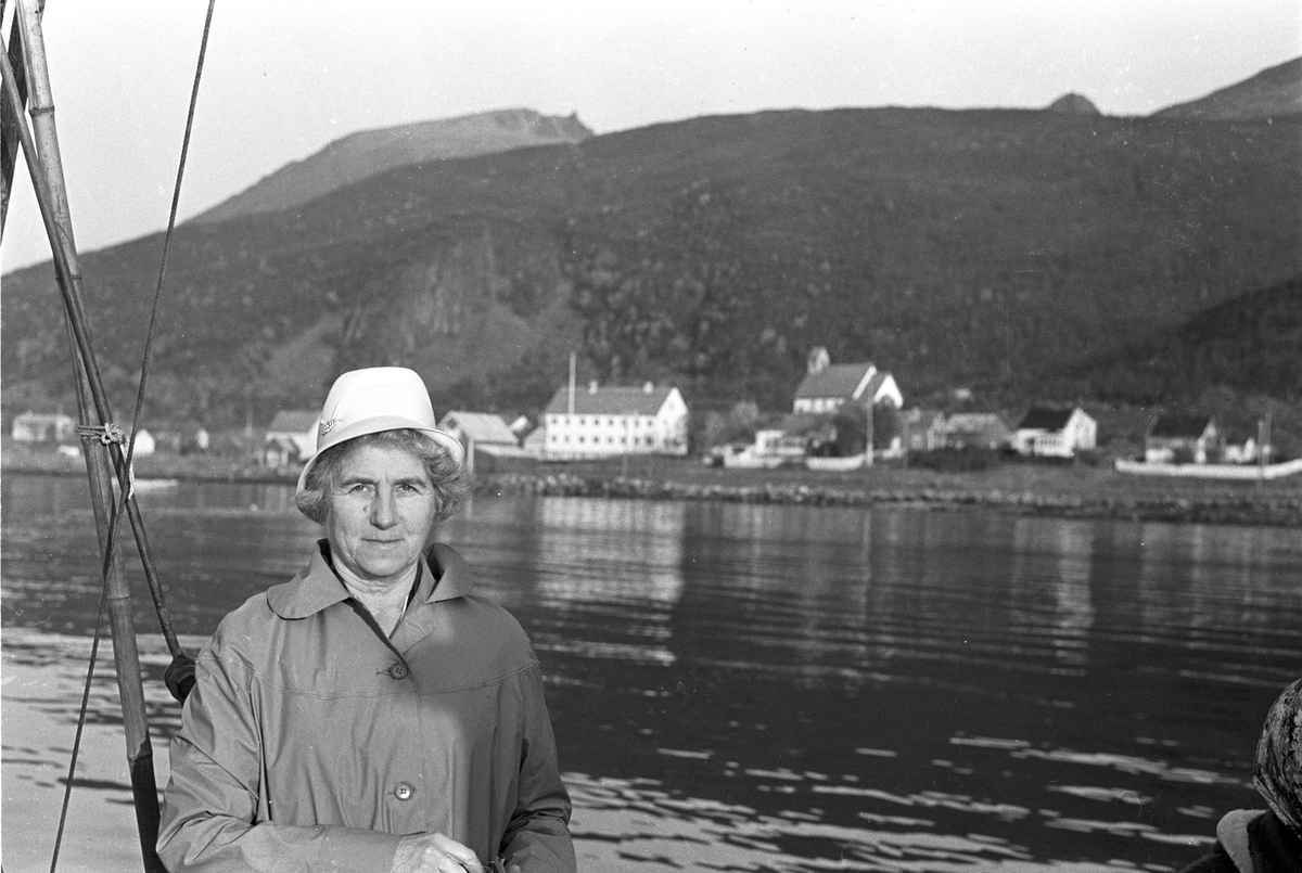 Serie bilder fra ordinering av Ingrid Bjerkås som første kvinnelige prest i den norske kirke, 13. mars 1961 (Heiberg).
Serie reportasjebilder fra hennes virke i Berg og Torsken i Senja, oktober 1961 (Nymark).