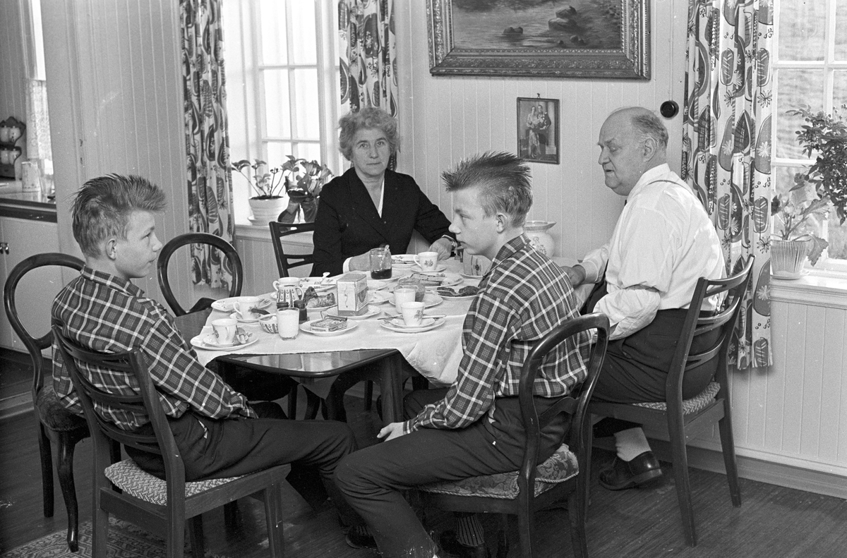 Serie bilder fra ordinering av Ingrid Bjerkås som første kvinnelige prest i den norske kirke, 13. mars 1961 (Heiberg).
Serie reportasjebilder fra hennes virke i Berg og Torsken i Senja, oktober 1961 (Nymark).