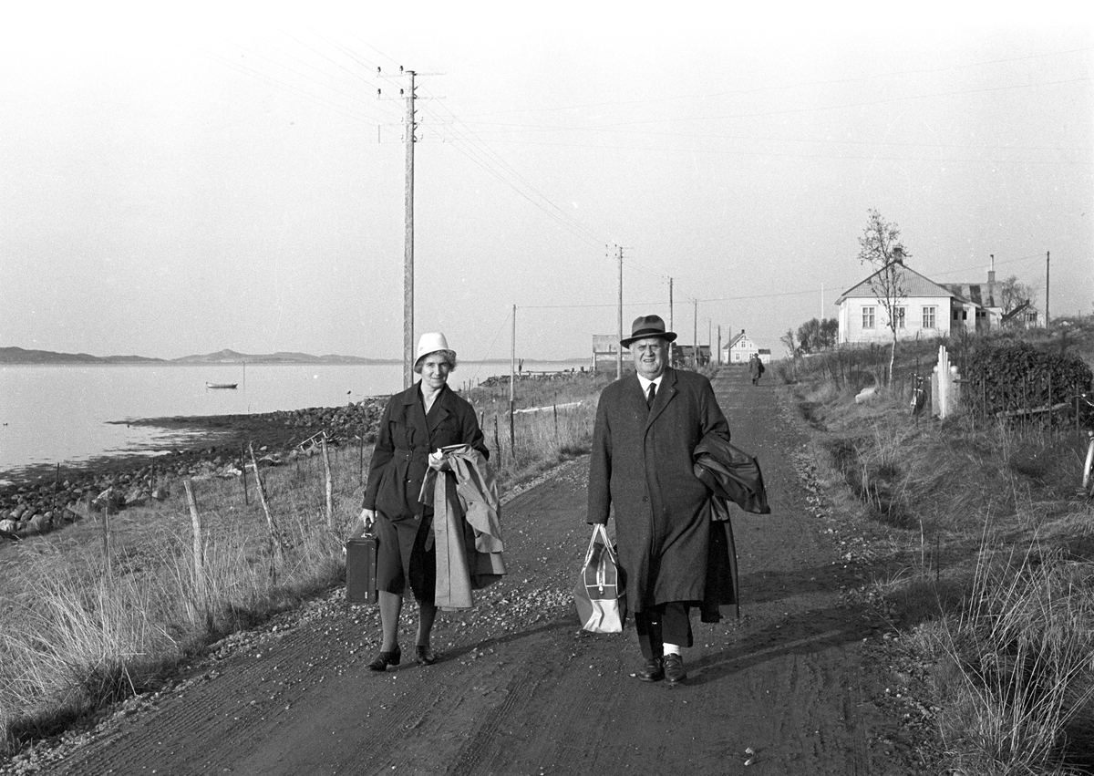 Serie bilder fra ordinering av Ingrid Bjerkås som første kvinnelige prest i den norske kirke, 13. mars 1961 (Heiberg).
Serie reportasjebilder fra hennes virke i Berg og Torsken i Senja, oktober 1961 (Nymark).