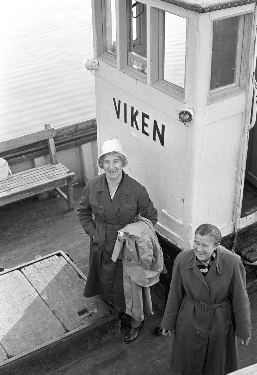 Serie bilder fra ordinering av Ingrid Bjerkås som første kvinnelige prest i den norske kirke, 13. mars 1961 (Heiberg).
Serie reportasjebilder fra hennes virke i Berg og Torsken i Senja, oktober 1961 (Nymark).