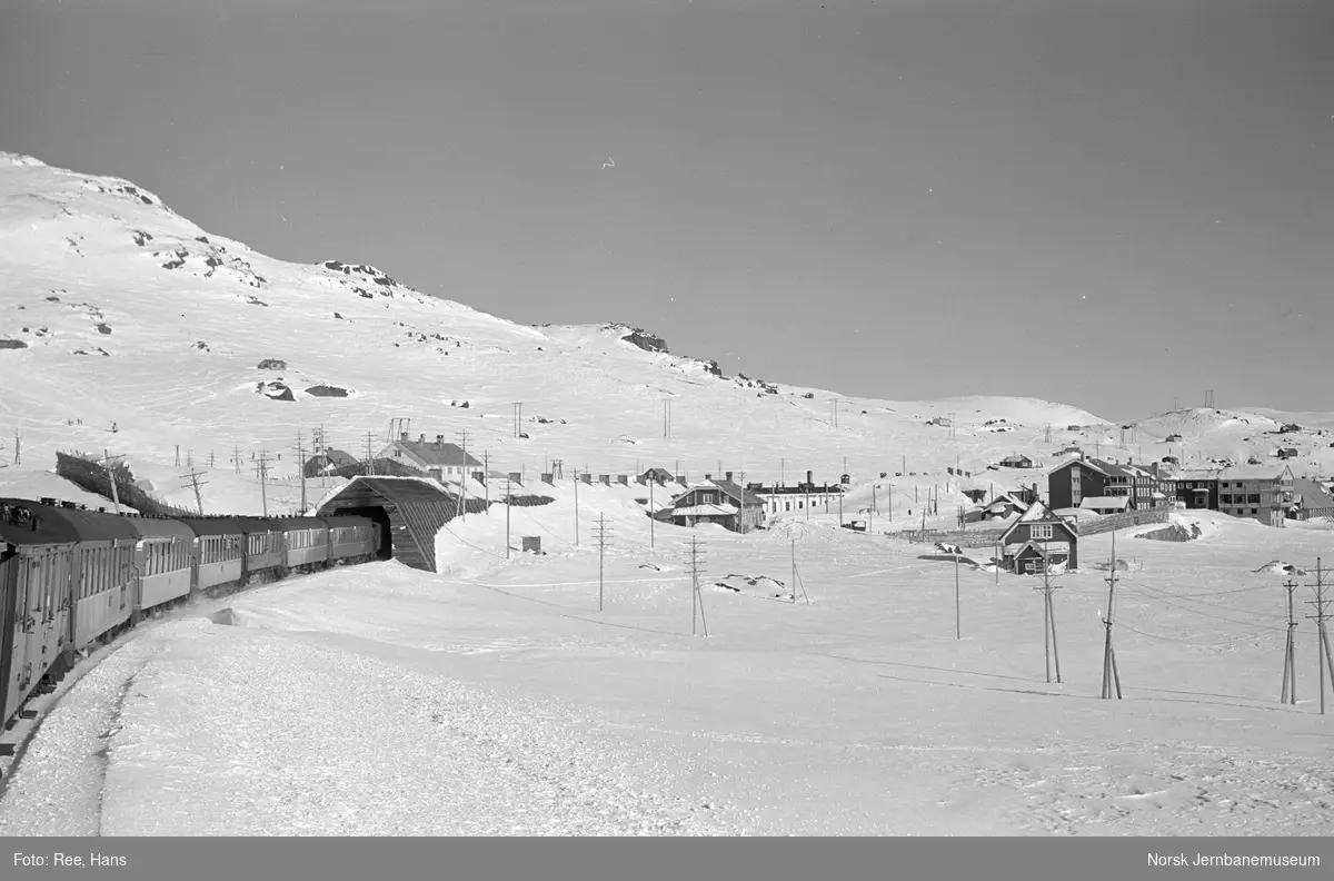 Dagtoget fra Oslo Ø til Bergen, tog 601, kjører ut fra Finse stasjon