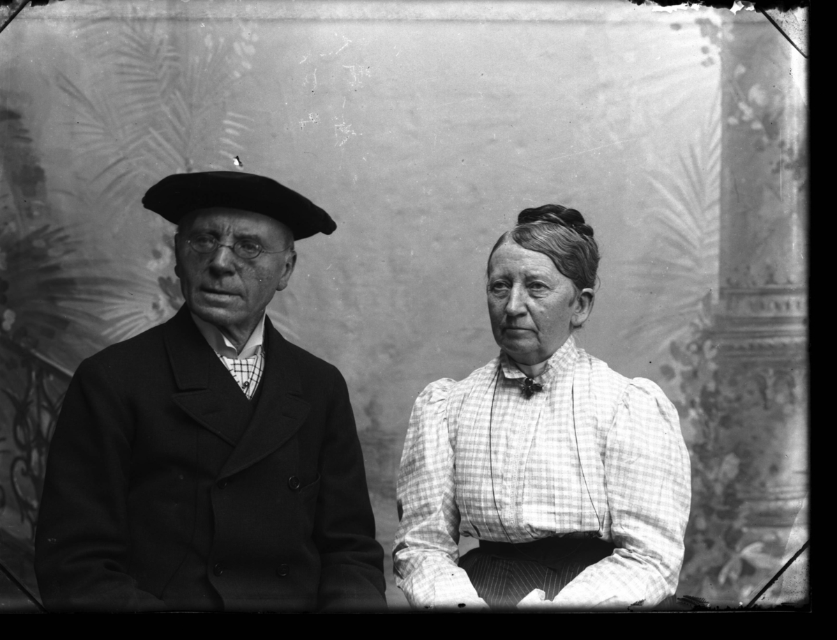 Portrett av Jonas og Tomasine Lie i fotostudio.