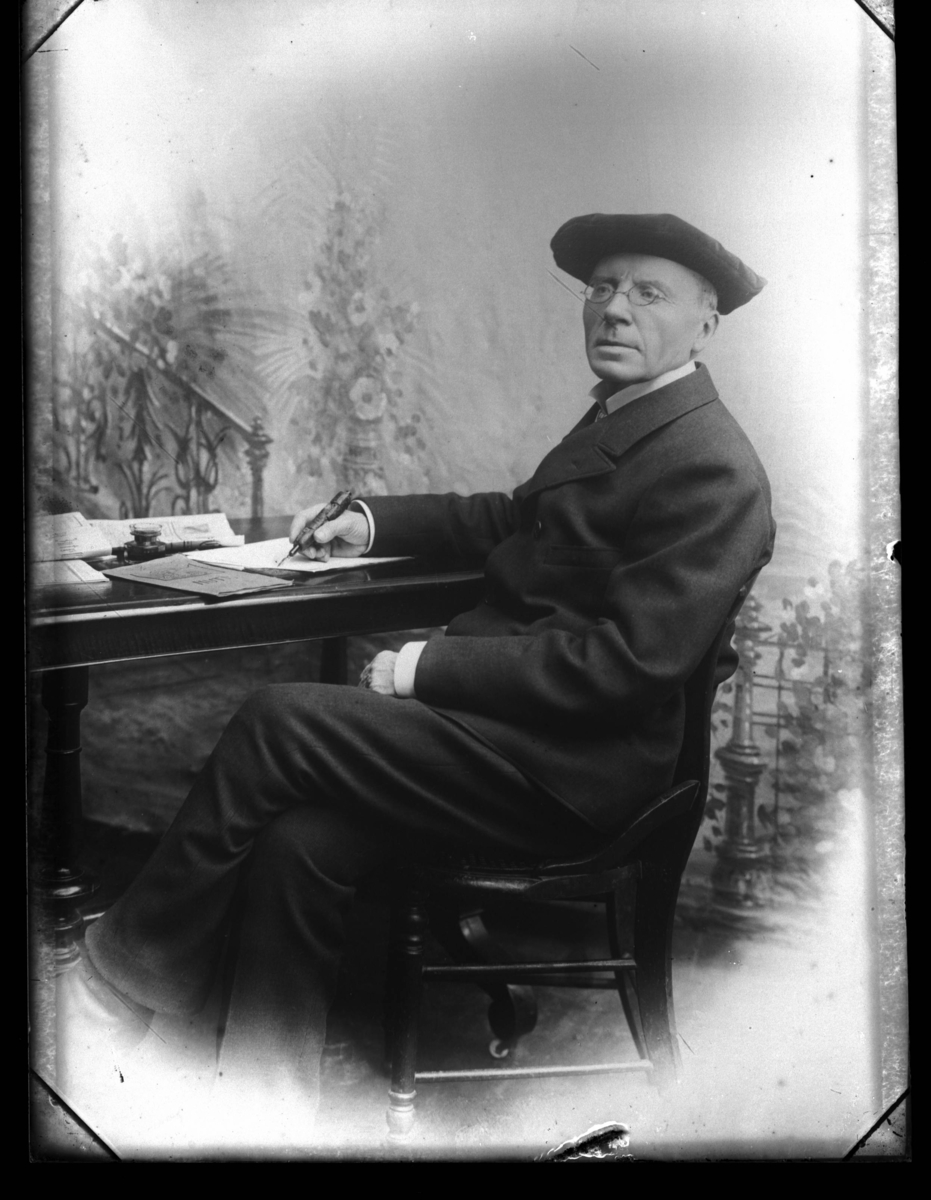 Jonas Lie ved et skrivebord i fotostudio.