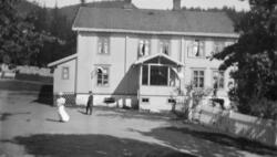 Gamle Veisten skysstasjon i Vestre-Gausdal med en dame i lys