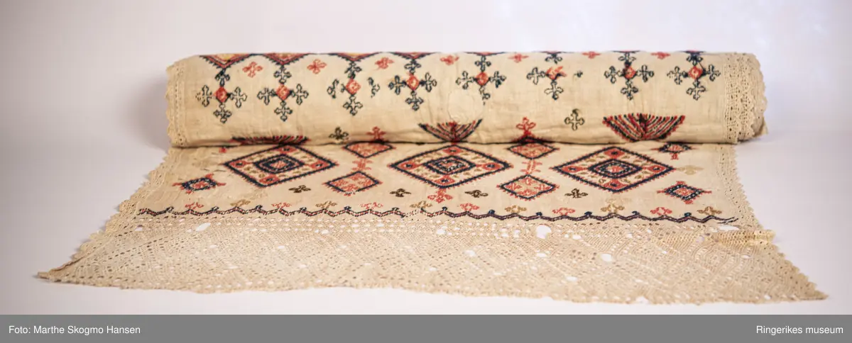 Brodert veggteppe eller duk. Selve stoffet er vevd i lerretsbinding. Nederst på veggteppet går renningen i veven over i et panel i sprang. Dette panelet er ca. 18 cm langt, og består av diamant-former. Langs kanten av veggeteppet er det en tynn bord, denne er enten laget i sprang eller heklet. Borden går nesten til toppen av stoffet, men slutter 7 cm før kanten.

Det er fem felter med broderier. Feltet i midten er større enn de andre, og blir ikke gjentatt. Det øverste og det nederste feltet er nesten helt like, det samme gjelder for det nest øverste og det nest nederste. Helt nederst, før sprang-panelet, er det en smal sikksakk-bord. Broderiet er preget av kors og geometriske former.

Veggteppet bærer preg av slitasje. Det har hull flere steder. Øverste venstre hjørne har en stor rift. Øverste høyre hjørne har et hull som kan ha vært brukt til oppheng (en annen teori er at det kan ha vært rullet rundt en stokk, men dette ville skjult den øverste delen av broderiet). Teppet er jevnt over mer slitt på venstre side. Nederste panel er også litt lysere i fargen enn det øverste. Det er også hull i sprang-panelet nederst. 
