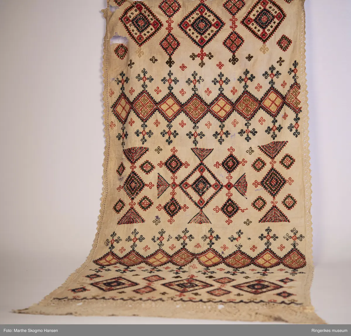 Brodert veggteppe eller duk. Selve stoffet er vevd i lerretsbinding. Nederst på veggteppet går renningen i veven over i et panel i sprang. Dette panelet er ca. 18 cm langt, og består av diamant-former. Langs kanten av veggeteppet er det en tynn bord, denne er enten laget i sprang eller heklet. Borden går nesten til toppen av stoffet, men slutter 7 cm før kanten.

Det er fem felter med broderier. Feltet i midten er større enn de andre, og blir ikke gjentatt. Det øverste og det nederste feltet er nesten helt like, det samme gjelder for det nest øverste og det nest nederste. Helt nederst, før sprang-panelet, er det en smal sikksakk-bord. Broderiet er preget av kors og geometriske former.

Veggteppet bærer preg av slitasje. Det har hull flere steder. Øverste venstre hjørne har en stor rift. Øverste høyre hjørne har et hull som kan ha vært brukt til oppheng (en annen teori er at det kan ha vært rullet rundt en stokk, men dette ville skjult den øverste delen av broderiet). Teppet er jevnt over mer slitt på venstre side. Nederste panel er også litt lysere i fargen enn det øverste. Det er også hull i sprang-panelet nederst. 

