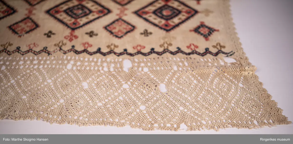 Brodert veggteppe eller duk. Selve stoffet er vevd i lerretsbinding. Nederst på veggteppet går renningen i veven over i et panel i sprang. Dette panelet er ca. 18 cm langt, og består av diamant-former. Langs kanten av veggeteppet er det en tynn bord, denne er enten laget i sprang eller heklet. Borden går nesten til toppen av stoffet, men slutter 7 cm før kanten.

Det er fem felter med broderier. Feltet i midten er større enn de andre, og blir ikke gjentatt. Det øverste og det nederste feltet er nesten helt like, det samme gjelder for det nest øverste og det nest nederste. Helt nederst, før sprang-panelet, er det en smal sikksakk-bord. Broderiet er preget av kors og geometriske former.

Veggteppet bærer preg av slitasje. Det har hull flere steder. Øverste venstre hjørne har en stor rift. Øverste høyre hjørne har et hull som kan ha vært brukt til oppheng (en annen teori er at det kan ha vært rullet rundt en stokk, men dette ville skjult den øverste delen av broderiet). Teppet er jevnt over mer slitt på venstre side. Nederste panel er også litt lysere i fargen enn det øverste. Det er også hull i sprang-panelet nederst. 
