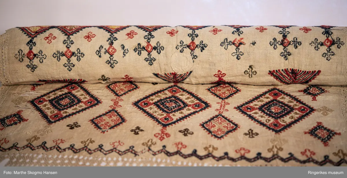 Brodert veggteppe eller duk. Selve stoffet er vevd i lerretsbinding. Nederst på veggteppet går renningen i veven over i et panel i sprang. Dette panelet er ca. 18 cm langt, og består av diamant-former. Langs kanten av veggeteppet er det en tynn bord, denne er enten laget i sprang eller heklet. Borden går nesten til toppen av stoffet, men slutter 7 cm før kanten.

Det er fem felter med broderier. Feltet i midten er større enn de andre, og blir ikke gjentatt. Det øverste og det nederste feltet er nesten helt like, det samme gjelder for det nest øverste og det nest nederste. Helt nederst, før sprang-panelet, er det en smal sikksakk-bord. Broderiet er preget av kors og geometriske former.

Veggteppet bærer preg av slitasje. Det har hull flere steder. Øverste venstre hjørne har en stor rift. Øverste høyre hjørne har et hull som kan ha vært brukt til oppheng (en annen teori er at det kan ha vært rullet rundt en stokk, men dette ville skjult den øverste delen av broderiet). Teppet er jevnt over mer slitt på venstre side. Nederste panel er også litt lysere i fargen enn det øverste. Det er også hull i sprang-panelet nederst. 

