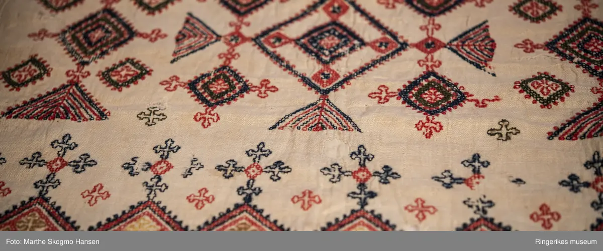 Brodert veggteppe eller duk. Selve stoffet er vevd i lerretsbinding. Nederst på veggteppet går renningen i veven over i et panel i sprang. Dette panelet er ca. 18 cm langt, og består av diamant-former. Langs kanten av veggeteppet er det en tynn bord, denne er enten laget i sprang eller heklet. Borden går nesten til toppen av stoffet, men slutter 7 cm før kanten.

Det er fem felter med broderier. Feltet i midten er større enn de andre, og blir ikke gjentatt. Det øverste og det nederste feltet er nesten helt like, det samme gjelder for det nest øverste og det nest nederste. Helt nederst, før sprang-panelet, er det en smal sikksakk-bord. Broderiet er preget av kors og geometriske former.

Veggteppet bærer preg av slitasje. Det har hull flere steder. Øverste venstre hjørne har en stor rift. Øverste høyre hjørne har et hull som kan ha vært brukt til oppheng (en annen teori er at det kan ha vært rullet rundt en stokk, men dette ville skjult den øverste delen av broderiet). Teppet er jevnt over mer slitt på venstre side. Nederste panel er også litt lysere i fargen enn det øverste. Det er også hull i sprang-panelet nederst. 

