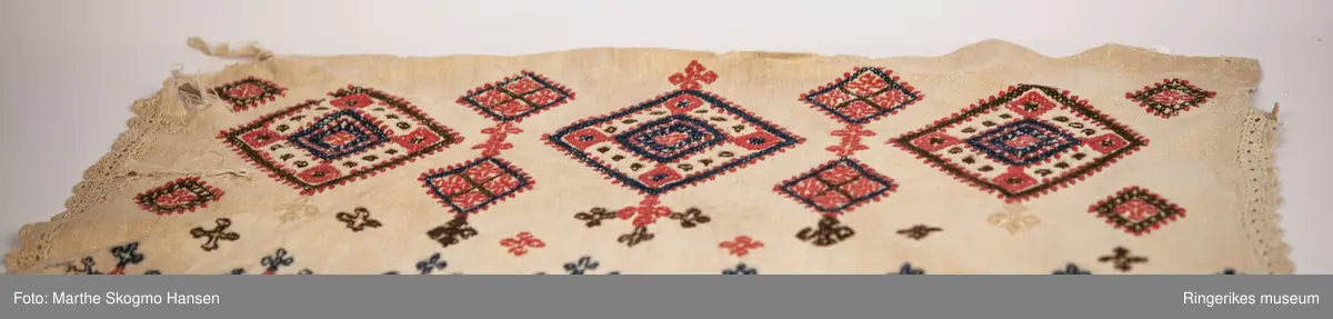 Brodert veggteppe eller duk. Selve stoffet er vevd i lerretsbinding. Nederst på veggteppet går renningen i veven over i et panel i sprang. Dette panelet er ca. 18 cm langt, og består av diamant-former. Langs kanten av veggeteppet er det en tynn bord, denne er enten laget i sprang eller heklet. Borden går nesten til toppen av stoffet, men slutter 7 cm før kanten.

Det er fem felter med broderier. Feltet i midten er større enn de andre, og blir ikke gjentatt. Det øverste og det nederste feltet er nesten helt like, det samme gjelder for det nest øverste og det nest nederste. Helt nederst, før sprang-panelet, er det en smal sikksakk-bord. Broderiet er preget av kors og geometriske former.

Veggteppet bærer preg av slitasje. Det har hull flere steder. Øverste venstre hjørne har en stor rift. Øverste høyre hjørne har et hull som kan ha vært brukt til oppheng (en annen teori er at det kan ha vært rullet rundt en stokk, men dette ville skjult den øverste delen av broderiet). Teppet er jevnt over mer slitt på venstre side. Nederste panel er også litt lysere i fargen enn det øverste. Det er også hull i sprang-panelet nederst. 
