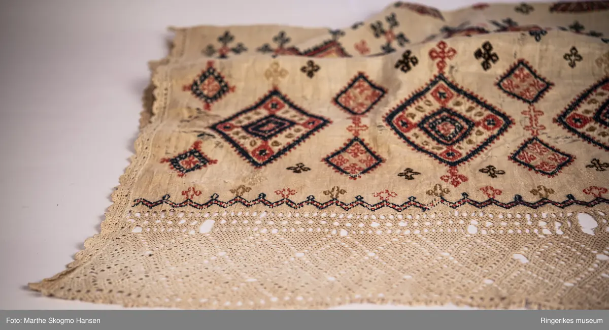 Brodert veggteppe eller duk. Selve stoffet er vevd i lerretsbinding. Nederst på veggteppet går renningen i veven over i et panel i sprang. Dette panelet er ca. 18 cm langt, og består av diamant-former. Langs kanten av veggeteppet er det en tynn bord, denne er enten laget i sprang eller heklet. Borden går nesten til toppen av stoffet, men slutter 7 cm før kanten.

Det er fem felter med broderier. Feltet i midten er større enn de andre, og blir ikke gjentatt. Det øverste og det nederste feltet er nesten helt like, det samme gjelder for det nest øverste og det nest nederste. Helt nederst, før sprang-panelet, er det en smal sikksakk-bord. Broderiet er preget av kors og geometriske former.

Veggteppet bærer preg av slitasje. Det har hull flere steder. Øverste venstre hjørne har en stor rift. Øverste høyre hjørne har et hull som kan ha vært brukt til oppheng (en annen teori er at det kan ha vært rullet rundt en stokk, men dette ville skjult den øverste delen av broderiet). Teppet er jevnt over mer slitt på venstre side. Nederste panel er også litt lysere i fargen enn det øverste. Det er også hull i sprang-panelet nederst. 
