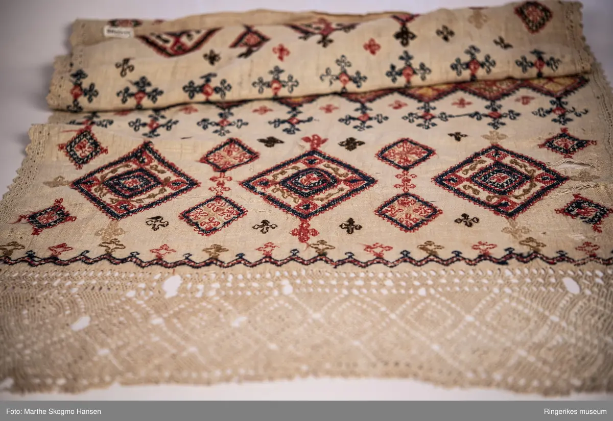 Brodert veggteppe eller duk. Selve stoffet er vevd i lerretsbinding. Nederst på veggteppet går renningen i veven over i et panel i sprang. Dette panelet er ca. 18 cm langt, og består av diamant-former. Langs kanten av veggeteppet er det en tynn bord, denne er enten laget i sprang eller heklet. Borden går nesten til toppen av stoffet, men slutter 7 cm før kanten.

Det er fem felter med broderier. Feltet i midten er større enn de andre, og blir ikke gjentatt. Det øverste og det nederste feltet er nesten helt like, det samme gjelder for det nest øverste og det nest nederste. Helt nederst, før sprang-panelet, er det en smal sikksakk-bord. Broderiet er preget av kors og geometriske former.

Veggteppet bærer preg av slitasje. Det har hull flere steder. Øverste venstre hjørne har en stor rift. Øverste høyre hjørne har et hull som kan ha vært brukt til oppheng (en annen teori er at det kan ha vært rullet rundt en stokk, men dette ville skjult den øverste delen av broderiet). Teppet er jevnt over mer slitt på venstre side. Nederste panel er også litt lysere i fargen enn det øverste. Det er også hull i sprang-panelet nederst. 
