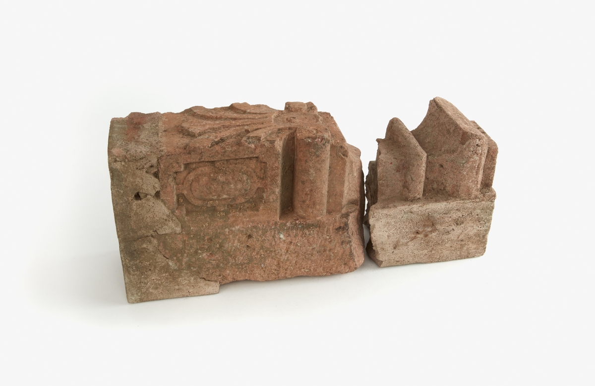 Spis, fragment av spis. Sten. 1600-talet. Från bergsmansgården Storsund, Kyna, Torsångs sn.