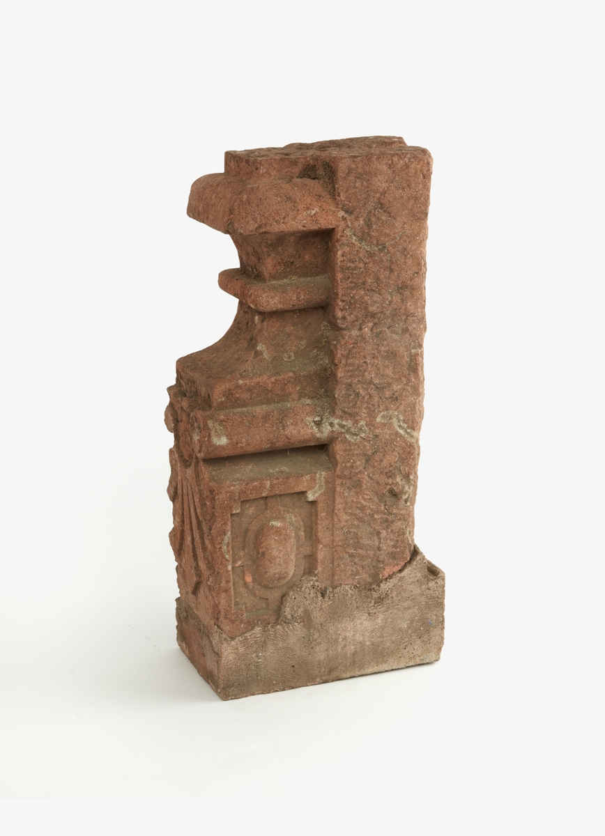 Spis, fragment av spis. Sten. 1600-talet. Från bergsmansgården Storsund, Kyna, Torsångs sn.