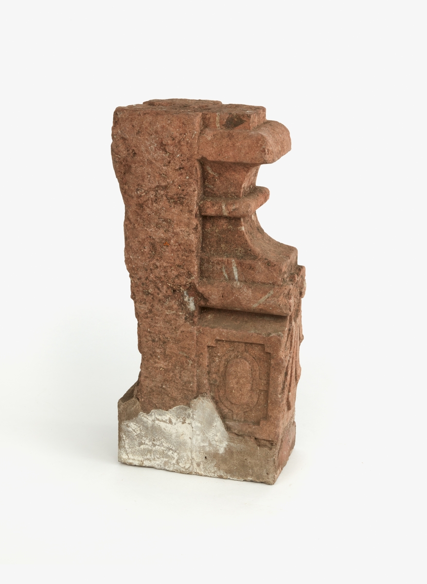 Spis, fragment av spis. Sten. 1600-talet. Från bergsmansgården Storsund, Kyna, Torsångs sn.