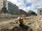 Rutgrävning i ett medeltida kulturlager pågår. Foto taget vid en schaktningsövervakning i samband med grävningsarbete på Västra Storgatan i Jönköpings stad och kommun.