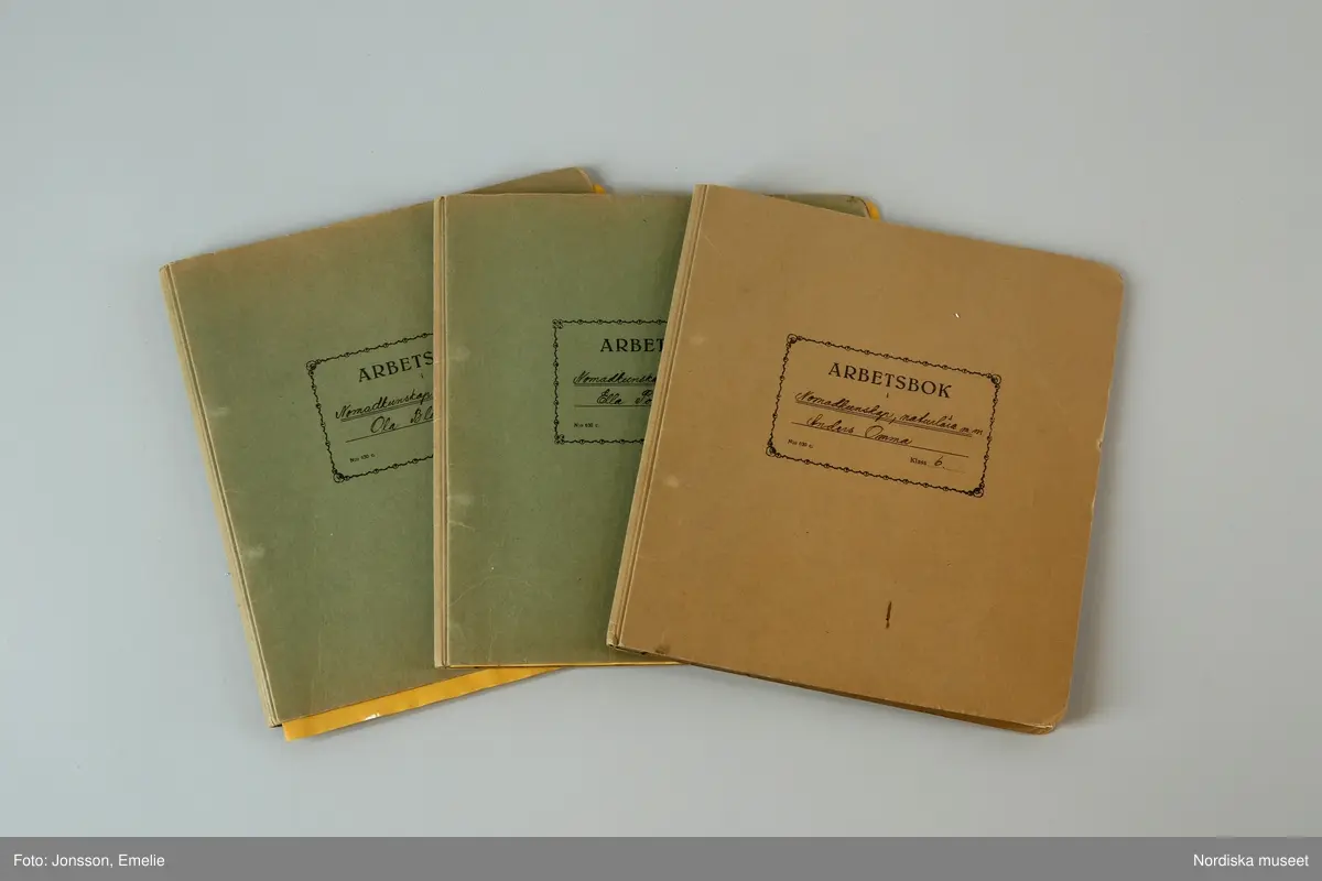 Huvudliggaren:
"+ Arbetsböcker, 8 st, gröngrå pappomslag; ämnen Hembygdskunskap, nomadkunskap, naturlära, geografi, historia; årtal 1939; namn på framsidan: 'Anna Maria Ponga, Johannes Nutti, Lars Tomma, Nils Henrik Valksapää, Nils Anders Ponga, Ella Ponga, Ola Blind, Anders Omma'. G[åva] 1/7 1966 [av] Svenska Skolmuseet, Stockholm."