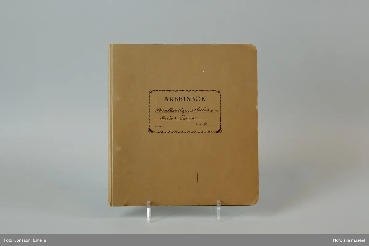 Huvudliggaren:
"+ Arbetsböcker, 8 st, gröngrå pappomslag; ämnen Hembygdskunskap, nomadkunskap, naturlära, geografi, historia; årtal 1939; namn på framsidan: 'Anna Maria Ponga, Johannes Nutti, Lars Tomma, Nils Henrik Valksapää, Nils Anders Ponga, Ella Ponga, Ola Blind, Anders Omma'. G[åva] 1/7 1966 [av] Svenska Skolmuseet, Stockholm."