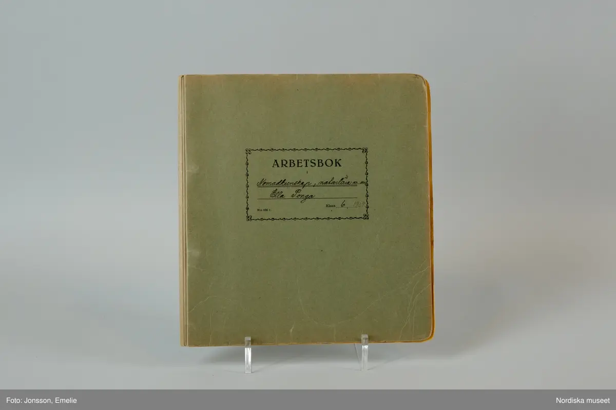 Huvudliggaren:
"+ Arbetsböcker, 8 st, gröngrå pappomslag; ämnen Hembygdskunskap, nomadkunskap, naturlära, geografi, historia; årtal 1939; namn på framsidan: 'Anna Maria Ponga, Johannes Nutti, Lars Tomma, Nils Henrik Valksapää, Nils Anders Ponga, Ella Ponga, Ola Blind, Anders Omma'. G[åva] 1/7 1966 [av] Svenska Skolmuseet, Stockholm."