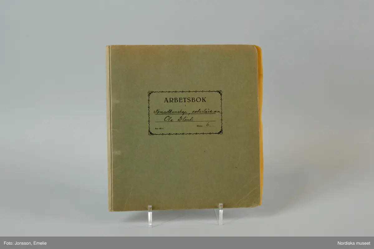 Huvudliggaren:
"+ Arbetsböcker, 8 st, gröngrå pappomslag; ämnen Hembygdskunskap, nomadkunskap, naturlära, geografi, historia; årtal 1939; namn på framsidan: 'Anna Maria Ponga, Johannes Nutti, Lars Tomma, Nils Henrik Valksapää, Nils Anders Ponga, Ella Ponga, Ola Blind, Anders Omma'. G[åva] 1/7 1966 [av] Svenska Skolmuseet, Stockholm."
