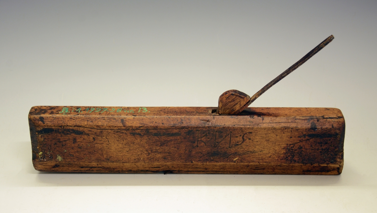 Høvel. Fra protokollen: Holkilhøvel. Bladet med hol egg. Paa sida innskori bokstavane KNS. (R. Berge)