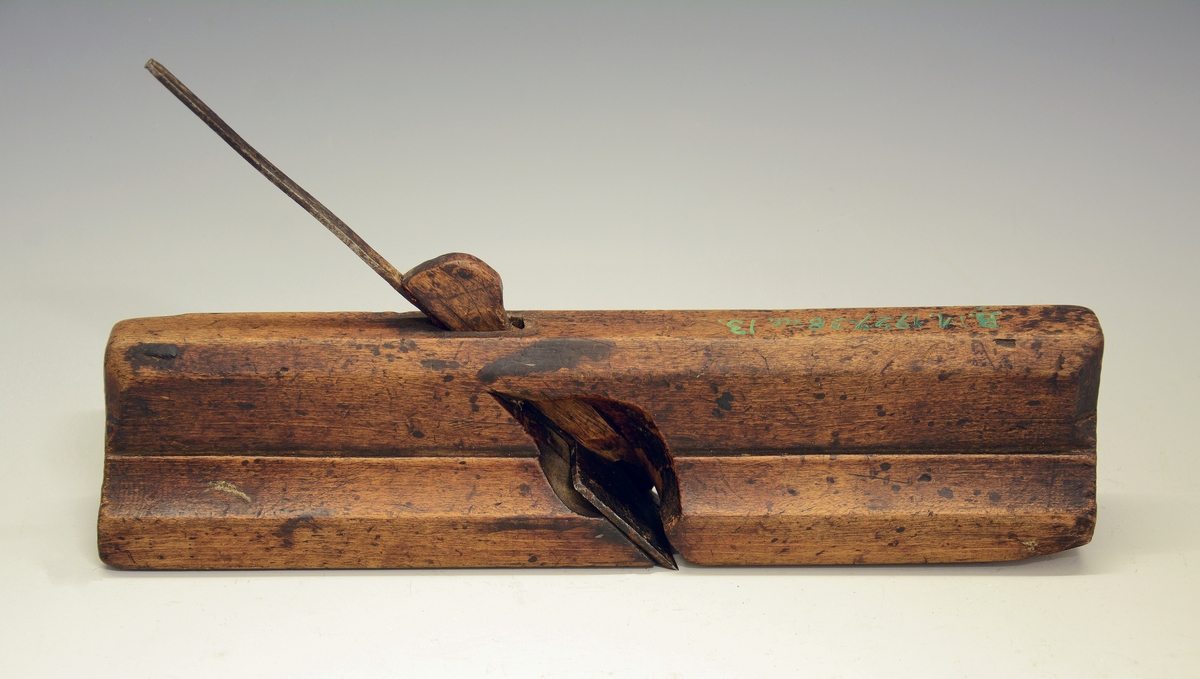 Høvel. Fra protokollen: Holkilhøvel. Bladet med hol egg. Paa sida innskori bokstavane KNS. (R. Berge)