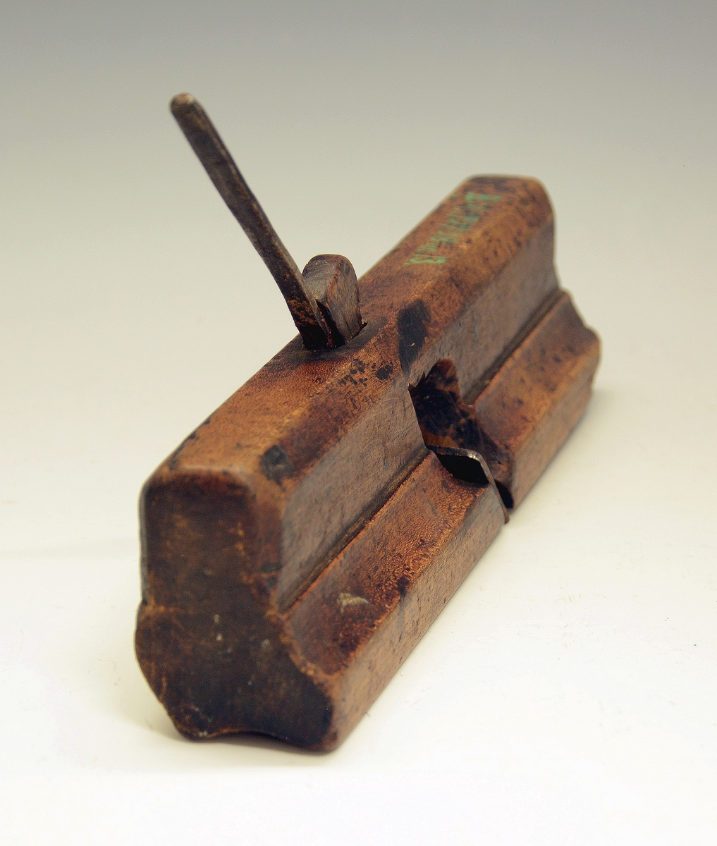 Høvel. Fra protokollen: Holkilhøvel. Bladet med hol egg. Paa sida innskori bokstavane KNS. (R. Berge)