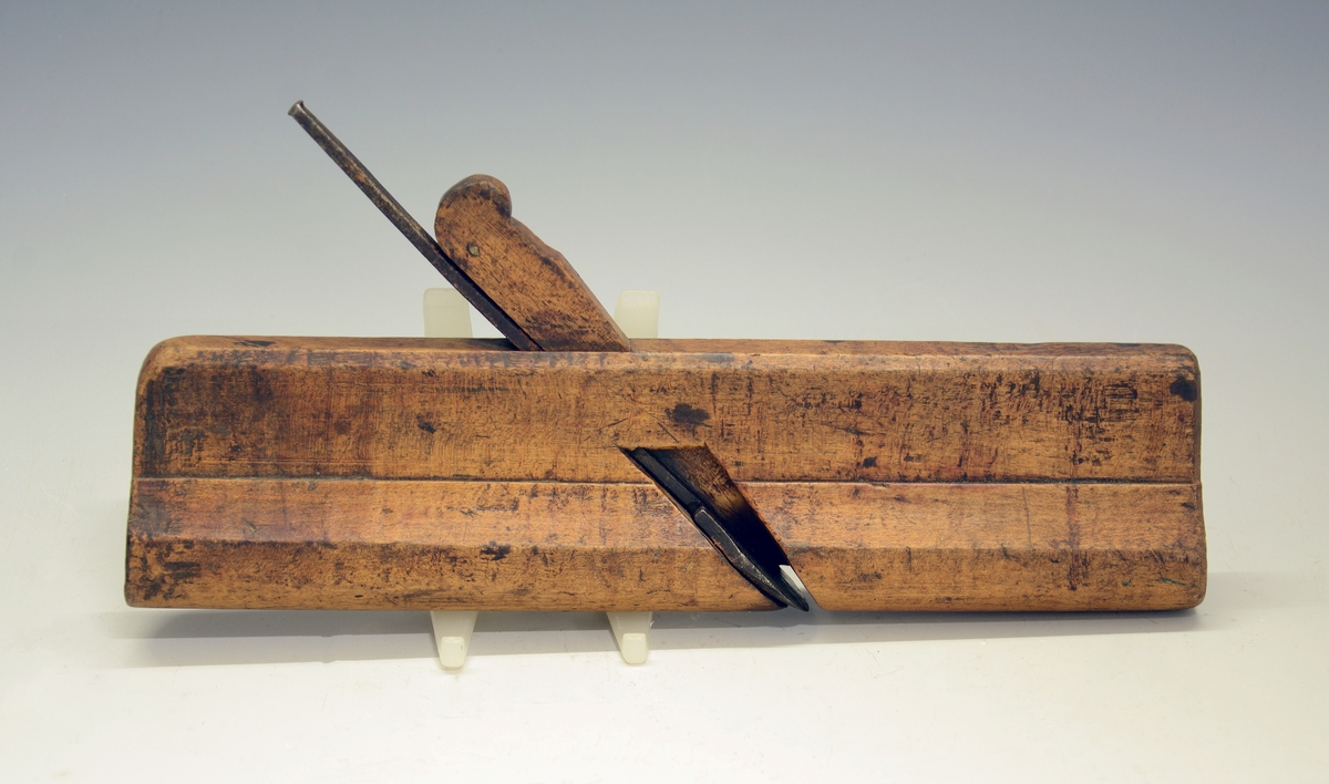 Høvel. Fra protokollen: Holkilhøvel (av løn?) med rund sole. Konveks egg, torni breidast ved bladet. (R. Berge)