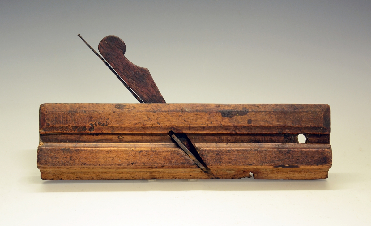 Høvel. Fra protokollen: Listehøvel av bjørk. Staalbladet med innhol, hekut egg, torni breidast ved bladet. (R. Berge)