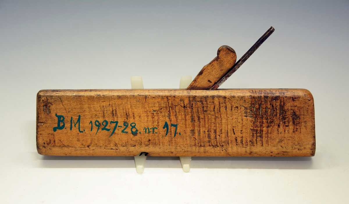 Høvel. Fra protokollen: Holkilhøvel (av løn?) med rund sole. Konveks egg, torni breidast ved bladet. (R. Berge)