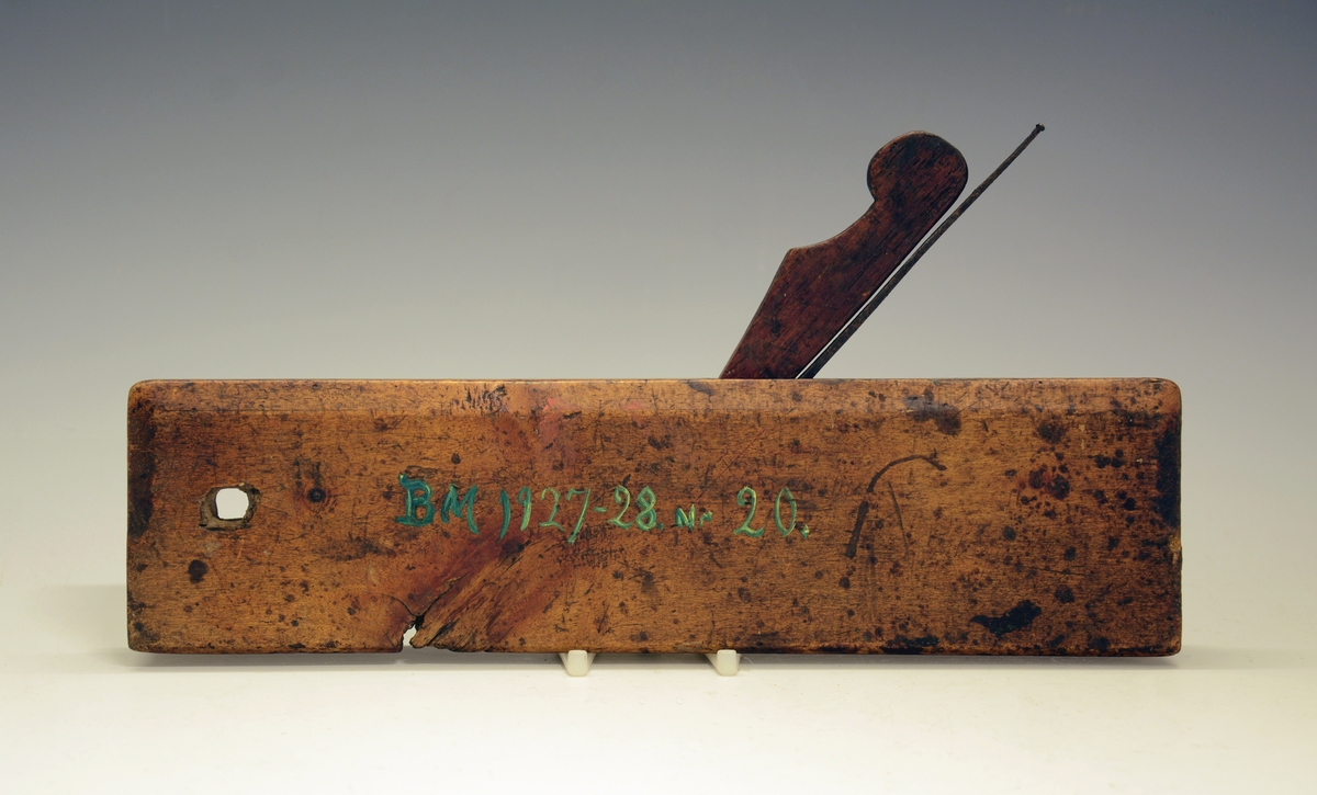 Høvel. Fra protokollen: Listehøvel av bjørk. Staalbladet med innhol, hekut egg, torni breidast ved bladet. (R. Berge)