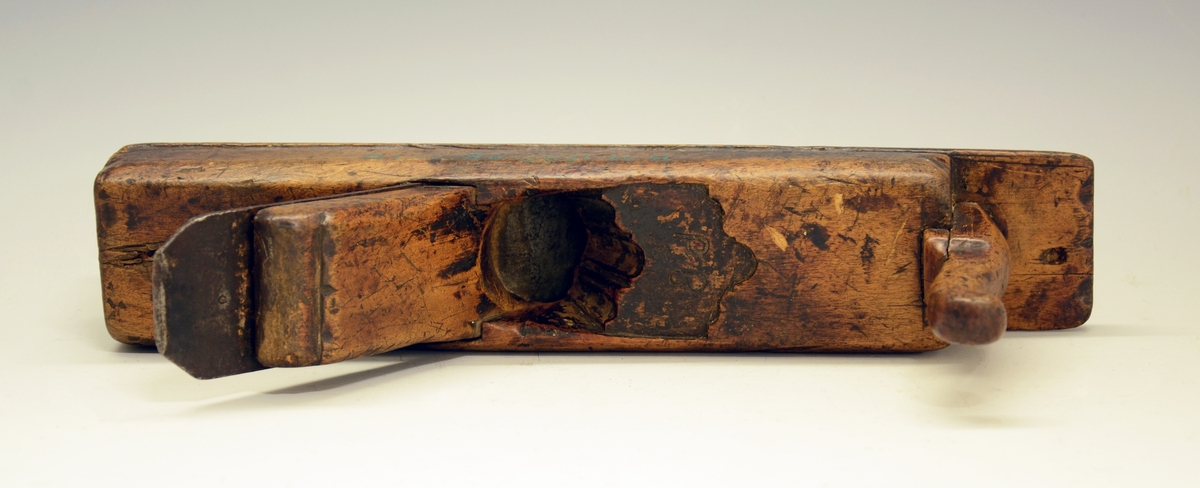 Høvel. Fra protokollen: Holkilhøvel av bjørk, rund sole. Staalbladet med konveks egg. Stokken hev fuglehalslaga handtak framme. Merke ved tornanga: PB. (R. Berge)