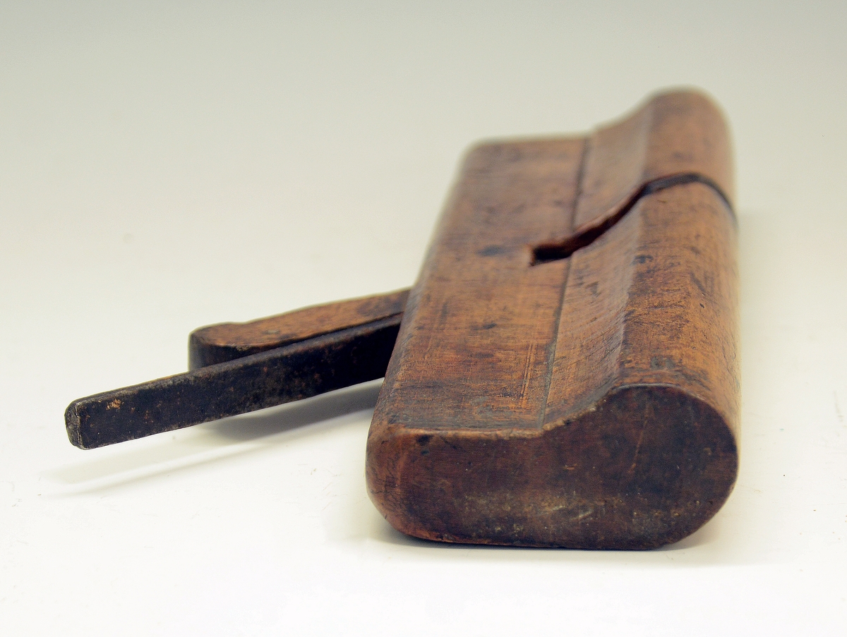 Høvel. Fra protokollen: Holkilhøvel (av løn?) med rund sole. Konveks egg, torni breidast ved bladet. (R. Berge)