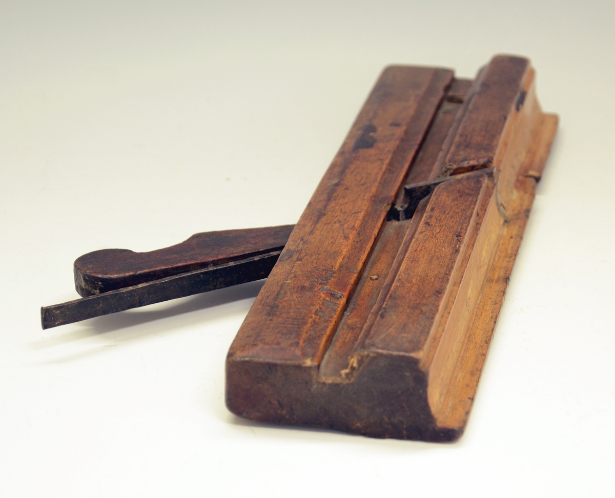 Høvel. Fra protokollen: Listehøvel av bjørk. Staalbladet med innhol, hekut egg, torni breidast ved bladet. (R. Berge)