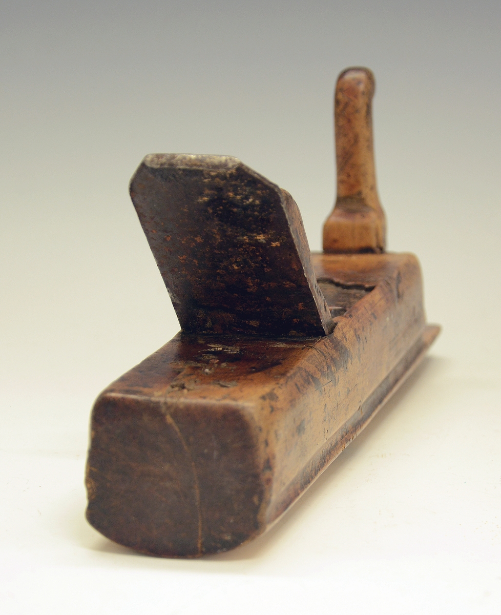 Høvel. Fra protokollen: Holkilhøvel av bjørk, rund sole. Staalbladet med konveks egg. Stokken hev fuglehalslaga handtak framme. Merke ved tornanga: PB. (R. Berge)