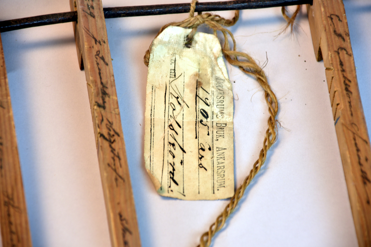 Ett antal. Med ställning av järn till deras upphängning samt etikett: "1905 års kolskörd".