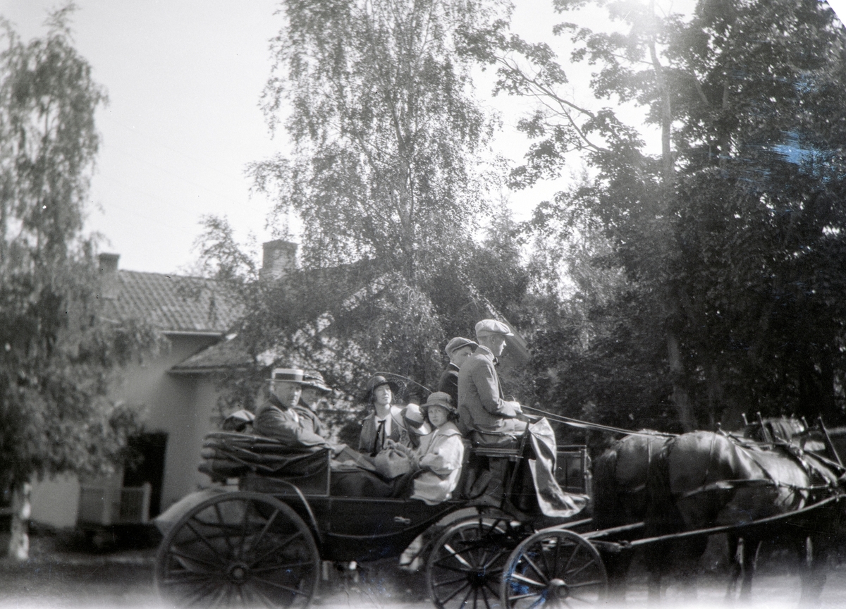 Søndagstur med hest og vogn. Turen startet fra drengestua på Nordre Ottestad. På kuskesetet nærmest, Gustav Gjestvang (1906-1985), Odvar Kristen Gjestvang (1908-2002), rett bak kuskene sitter Eli Melbye, født Gjestvang (1911-2009). Andrea Margrethe Glærum, født Gjestvang (1914-1993). Valborg Taroline Alhaug, født Gjestvang (1904-1992). Nærmest kamera, bakerst Gulbrand Gjestvang (1876-1965). Ella Gjestvang, født Eli Cecilie Såstad (1881-1949).