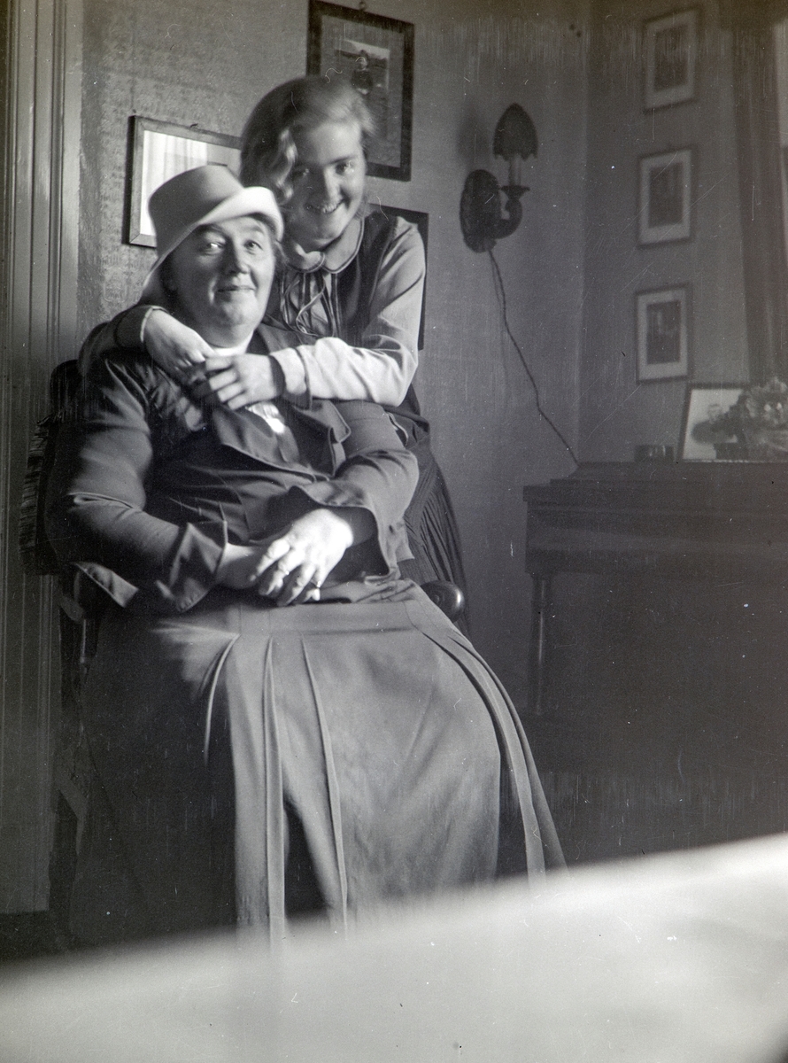 Mor og datter. Sittende mor Ella Gjestvang, født Eli Cecilie Såstad (1881-1949) Stånede bak Andrea Margrethe Glærum, født Gjestvang (1914-1993). Nordre Ottestad.