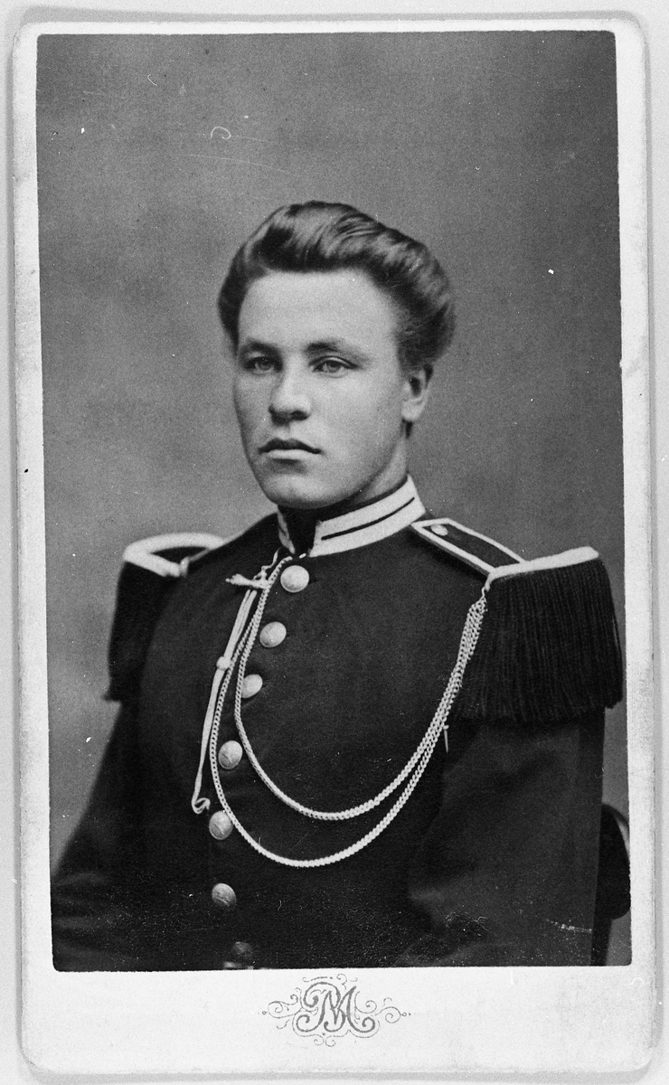 Portrett av gardist Per Hans Narum fra Kolbu. Bilde tatt i Stockholm.