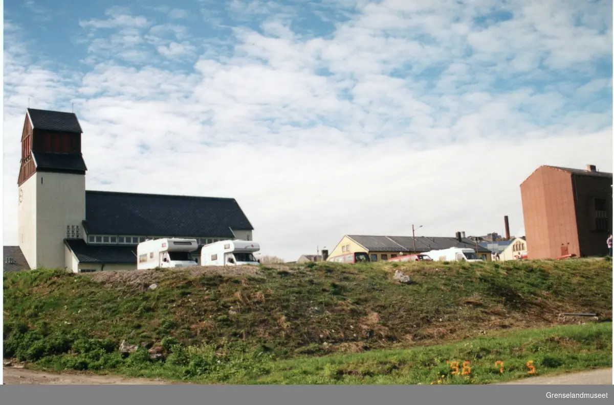 Johan Knudtzens gate nærme Meieribakken. Til venstre er Kirkenes Kirke og til høyre er Rådhuset 