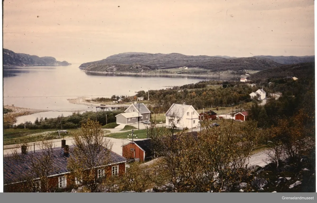 Tårnet, Jarfjord. Tårnet skole ligger til venstre delvis på bildet ...
