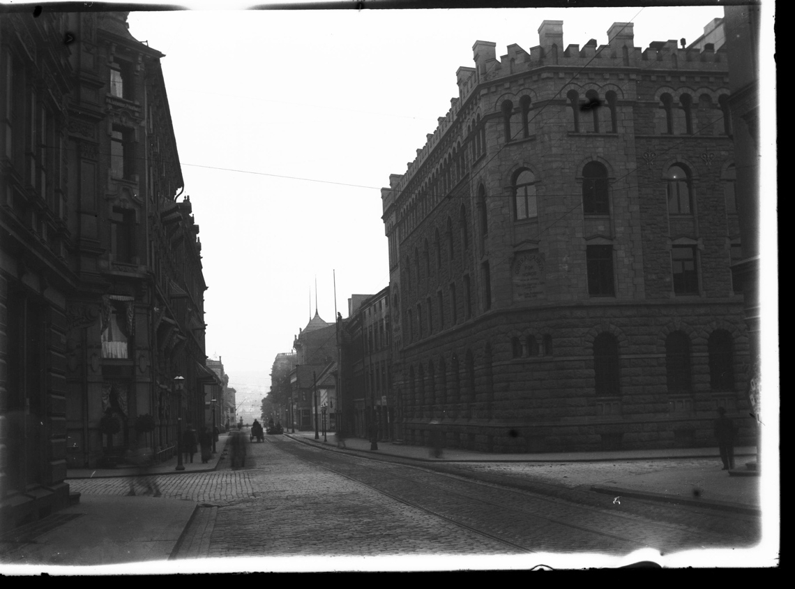 Gatemiljø i Oslo med Centralbanken for Norge på høyre side.