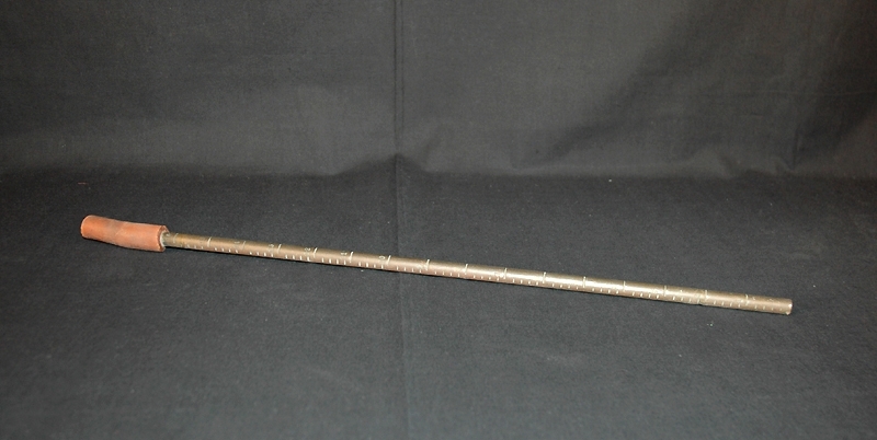 Mjölkprovare av mässing och gummi, rött. Mässingsröret graderat från 0-16.