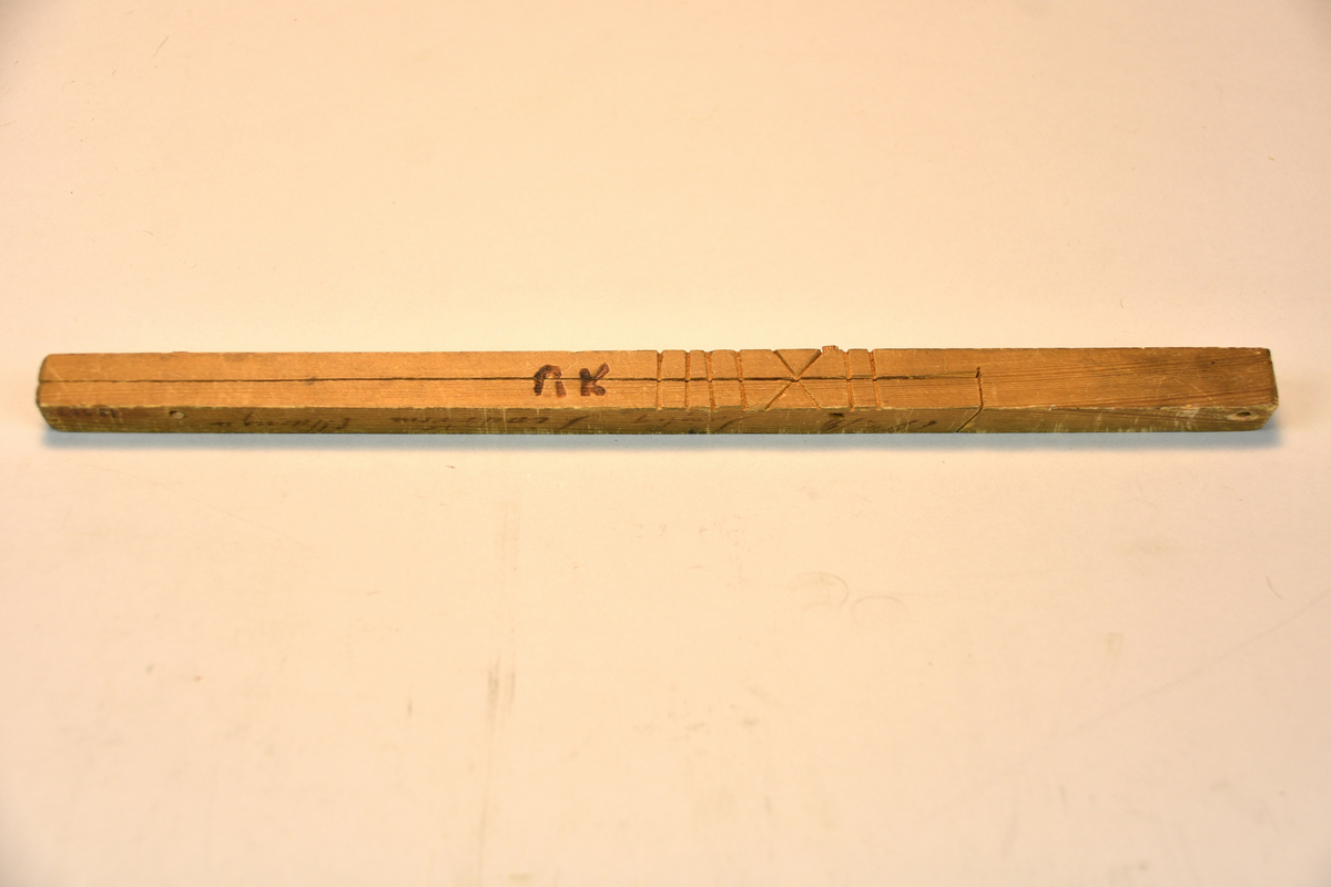 I två delar. Text: "No 18 Tangtorp Lindström Masugn". Brännstämpel: "NK". För var gång stickans båda delar är fulla med sågskåror, hyvlas dessa bort.