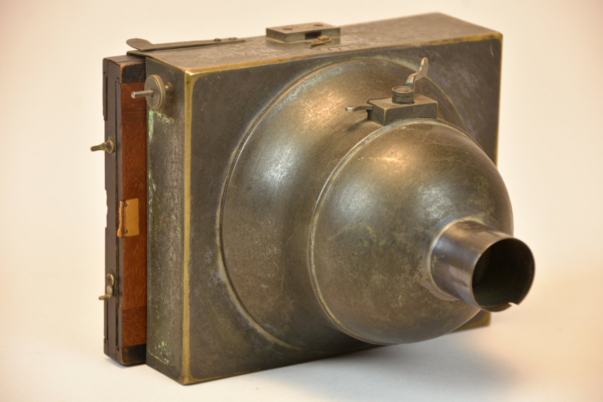 Photosphere, fransk handkamera helt i metall. och som började säljas 1889. Fästen på sidorna för briljantsökare som. I domen finns en halvklotformad så kallad giljotinslutare. Med ett dubbelsidigt magasin, negativformat 9x12.
Patent: "Brévété S.G.D.G. France & Étranger no. 1659."